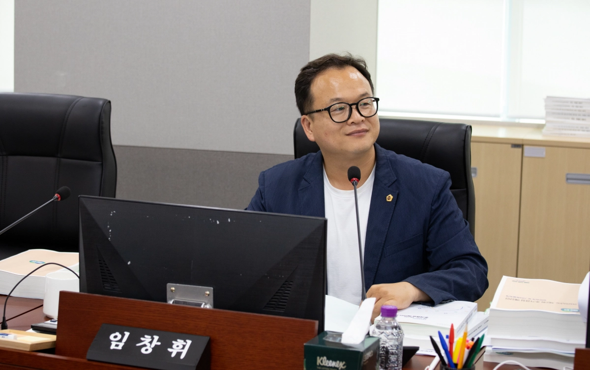 임창휘 의원(예산결산특별위원회)이 16일 추가경정예산안 심사에서 경기북부특별자치도 설치를 위해 정부와의 소통 채널 강화를 통해 실질적 협상을 촉구하고 있다. (사진=경기도의회)