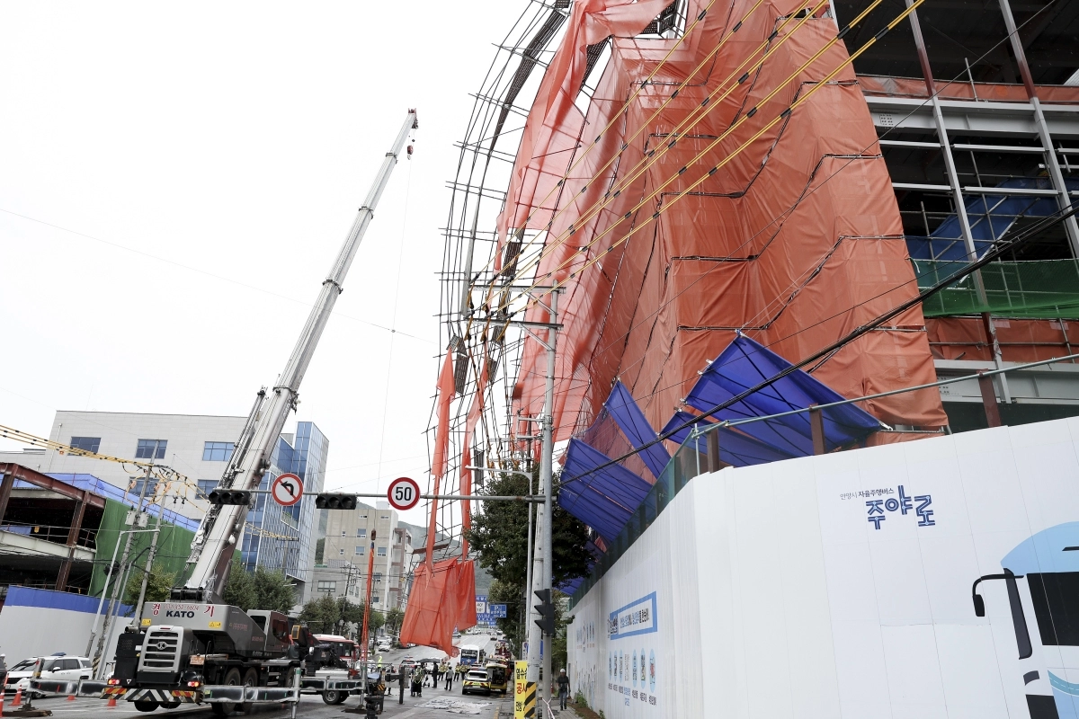 16일 오후 건물  외벽 붕괴 사고가 발생한 안양시 만안구 안양동 건설 현장. (경기도 제공)