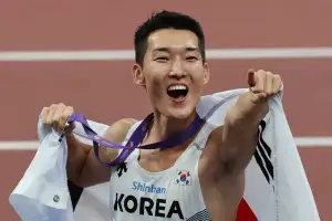 ‘스마일 점퍼’ 우상혁, 종아리 부상에도 은빛 미소