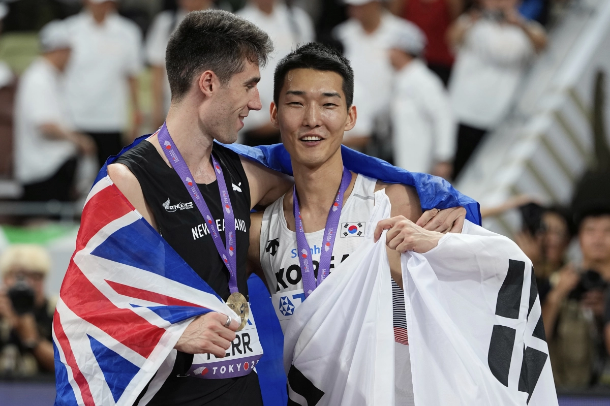 2024 파리 올림픽에 이어 2025 세계육상선수권대회 남자 높이뛰기에서 금메달을 목에 건 해미시 커(왼쪽)와 어깨동무를 하고 있는 우상혁. 도쿄 AP 연합뉴스
