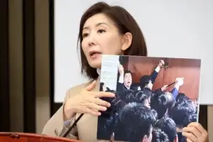 [포토] 빠루 사진 들고 의총 참석한 나경원 의원