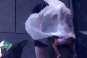[포토] 갑자기 내리는 비에 비닐 우의 뒤집어 쓰는 가족