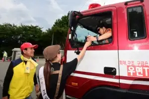 [포토] 강릉로컬카페, 운반급수 지원 군·소방 등에 간식 지원