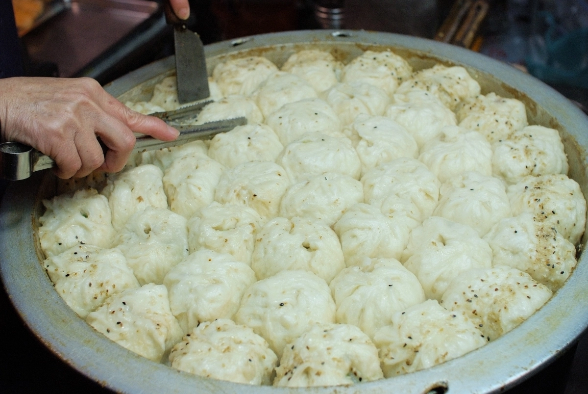 중국 상하이 성젠바오의 바오쯔. 찐빵의 아랫부분을 바삭하게 구워 내 만든다.