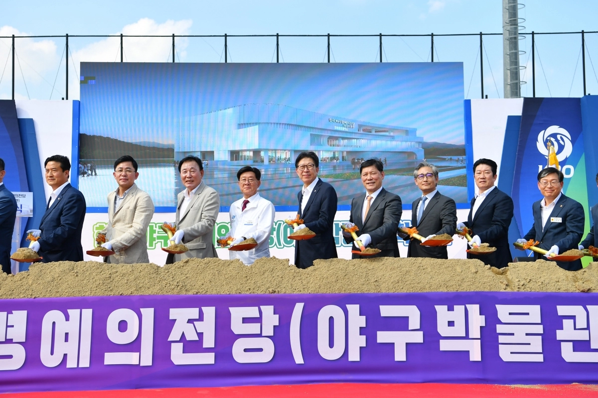 박형준(가운데) 부산시장과 허구연(오른쪽 네 번째) KBO 총재, 정종복 기장군수가 16일 기장군 야구테마파크에서 열린 한국야구명예의전당 착공식에서 기념촬영을 하고 있다. 부산시 제공