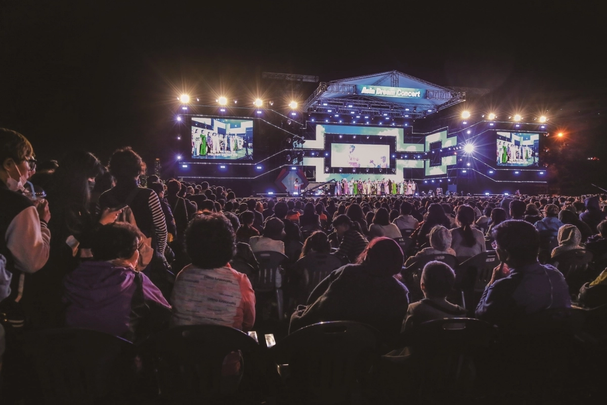 지난해 서울 구로구 안양천 일대 메인무대에서 열린 ‘어울림 드림 콘서트’에서 관객들이 공연을 감상하고 있다. 구로구 제공