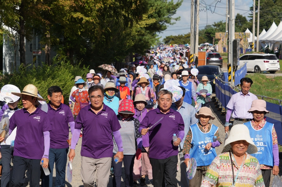 김기웅 서천군수와 직원들이 맥문동 꽃 축제 프로그램인 ‘송림자연휴양림 걷기대회’에 참가하고 있다.  서천군 제공
