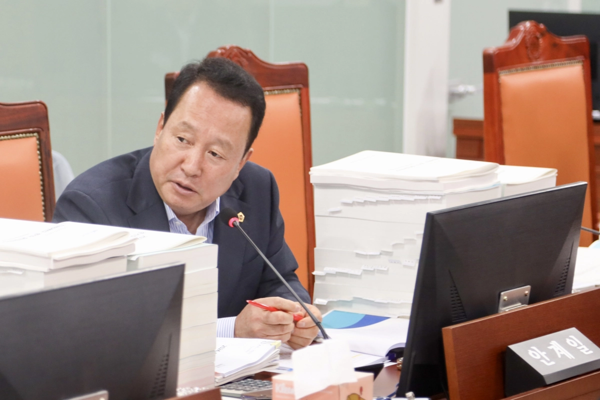 안계일 의원(예산결산특별위원회). 16일 2025년도 추가경정예산안 심사에서 경기도의료원 임금체불, 구조적 문제 방치 비판. 구조개혁 촉구. (사진=경기도의회)