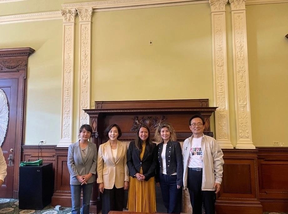 트램 의원과 기념촬영을 하는 서울시의회 문화체육관광위원회(위원장 김경)