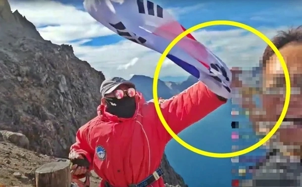 한 한국인 유튜버가 백두산 천지에 올라 애국가를 부르며 태극기를 흔들다 중국 공안 조사를 받아 논란이 일고 있다. 유튜브 ‘시수기릿’