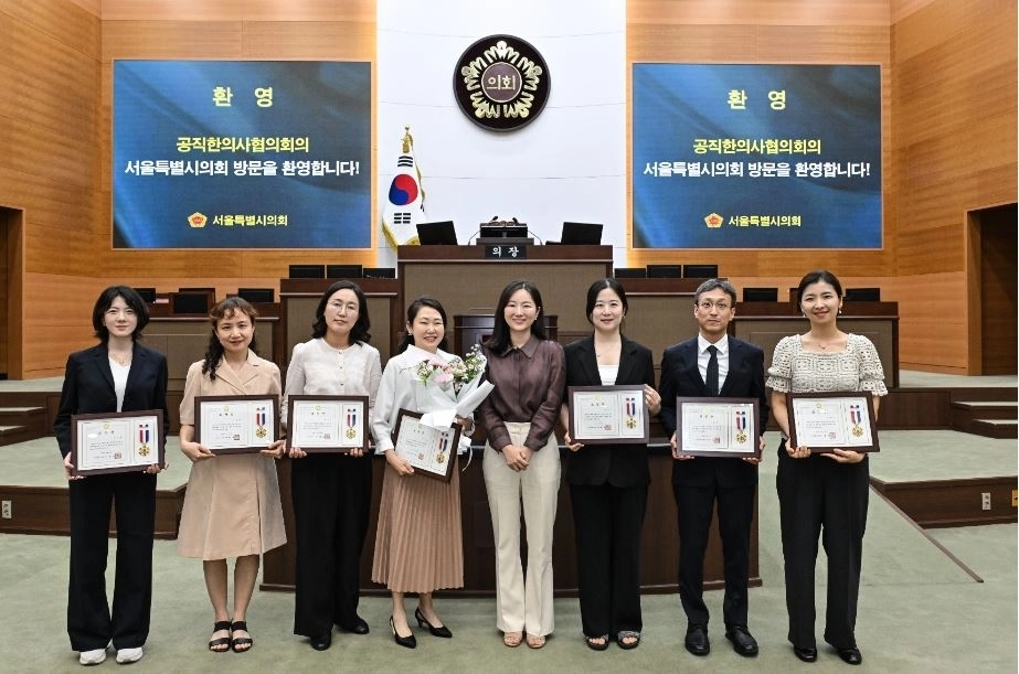 지난 16일 최호정 의장을 대신해 참석해 공직한의사협의회 서울지회 소속 한의사들에게 표창장을 전달한 윤영희 의원(오른쪽 네 번째)