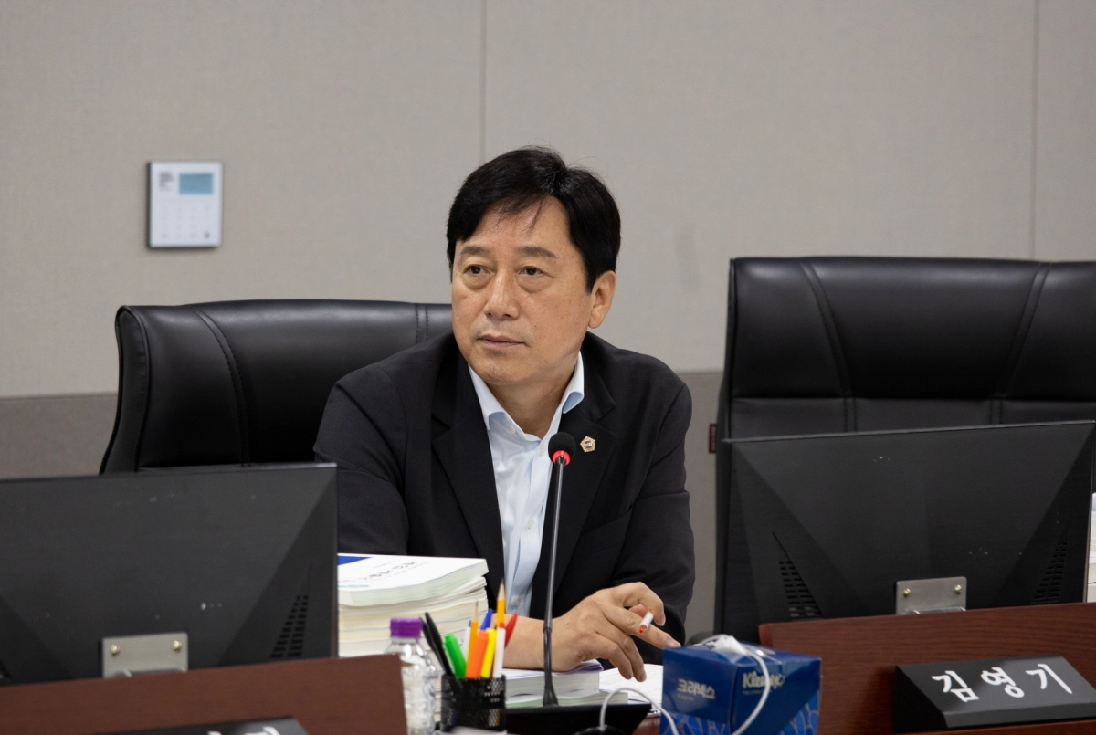 김영기 의원(교육행정위원회). 16일 제386회 임시회 농수산생명과학국 및 안전관리실 소관 추경심사에서 집중호우 피해 농가에 대한 실질 지원 및 폭염 대책비 강화 촉구. (사진=경기도의회)