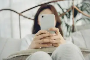 기저귀 갈던 90대 나체, 영상통화로 남친에게 보여준 가사도우미 최후