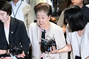 부축받으며 출석한 한학자…“내가 아파서 그랬어요, 수술받아서” [포착]