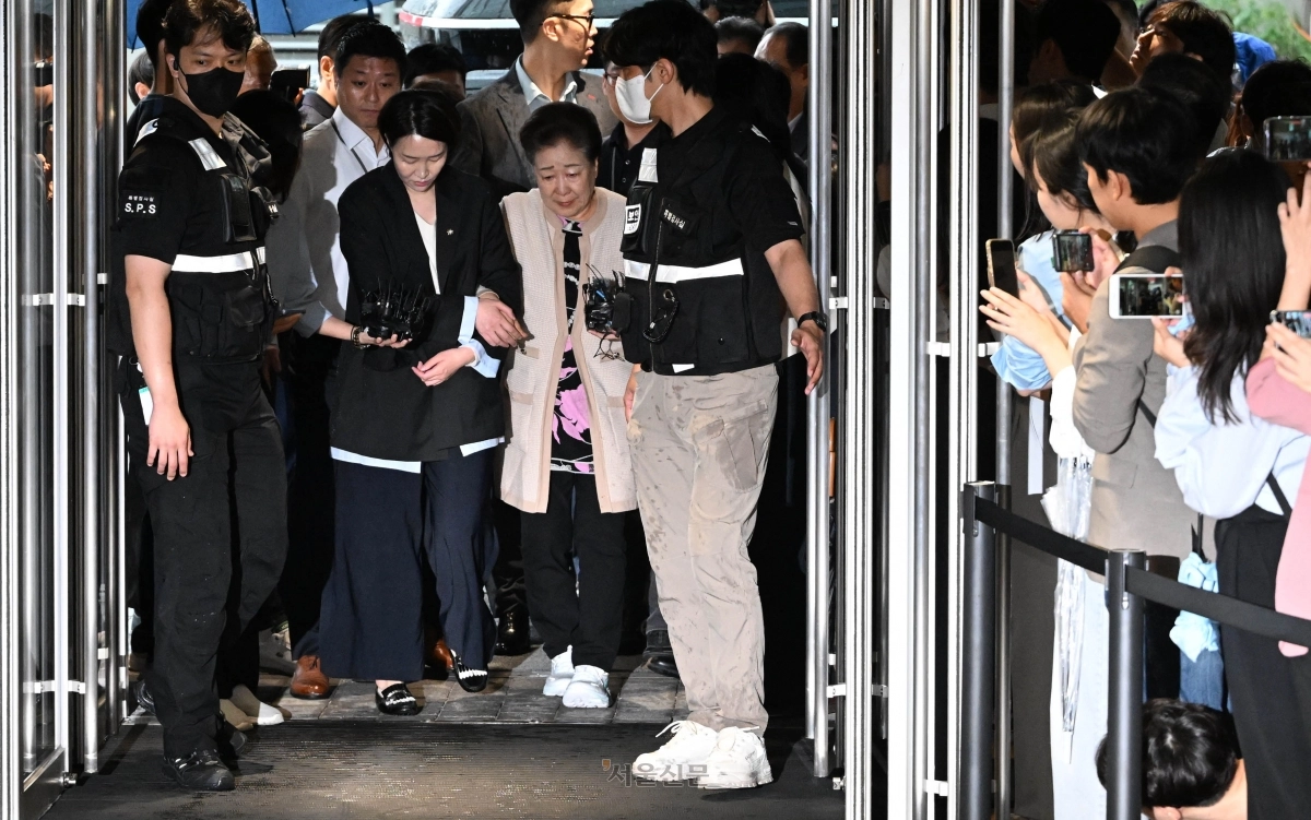 한학자 통일교 총재가 17일 서울 종로구 KT광화문빌딩에 마련된 김건희 여사의 의혹을 수사하는 민중기 특별검사팀 사무실에 세 번의 소환 불응 만에 자진 출석하고 있다. 2025.9.17 홍윤기 기자
