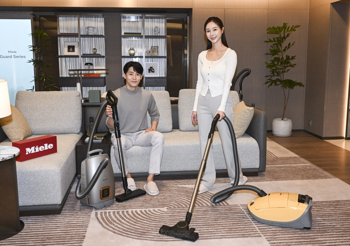 서울 강남구 웨스틴 서울 파르나스 앰배서더 스위트에서 모델들이 독일 프리미엄 가전 브랜드 밀레코리아 프리미엄 유선 진공청소기 ‘가드(Guard)’를 선보이고 있다. 2025.9.17 이지훈 기자