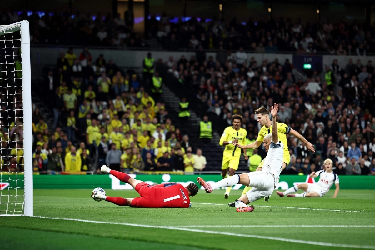 토트넘이 17일(한국시간) 영국 런던의 토트넘 홋스퍼 스타디움에서 열린 2025~26 UCL 리그 페이즈 1차전 비야레알과의 홈 경기에서 상대 자책골을 유도하고 있다. AFP 연합뉴스