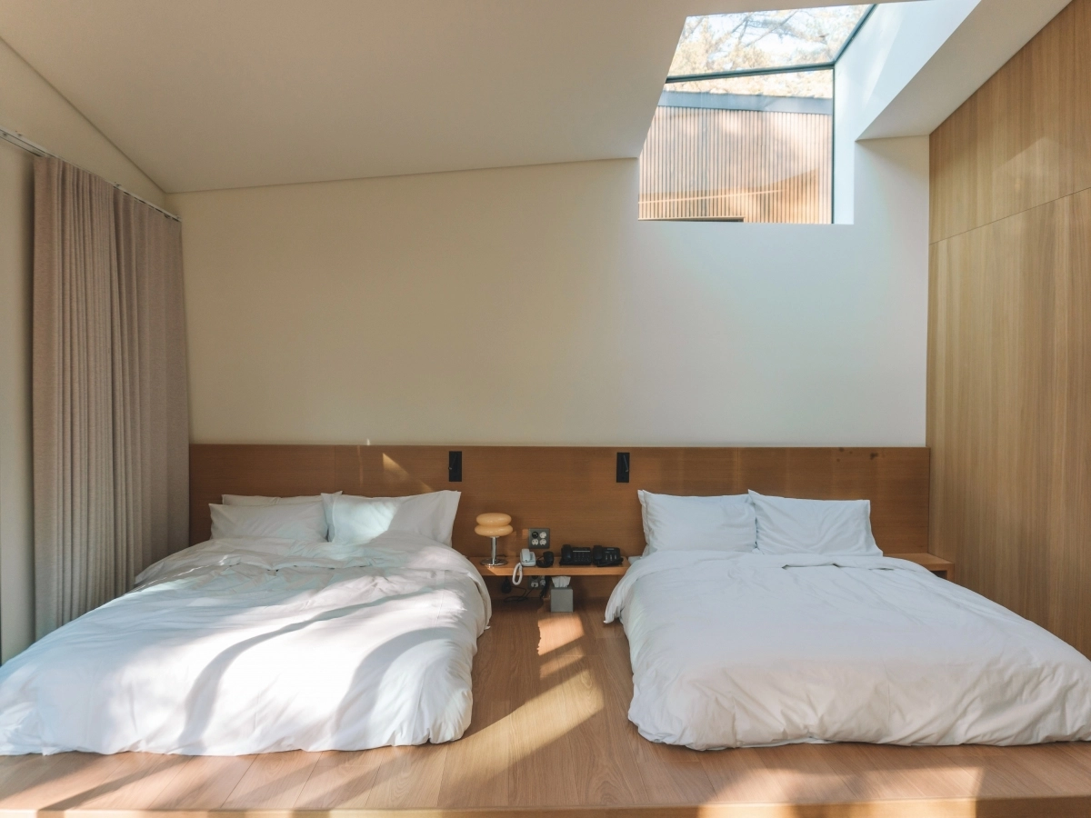 서울 노원구 수락산 자연휴양림 객실 내부.   노원구 제공