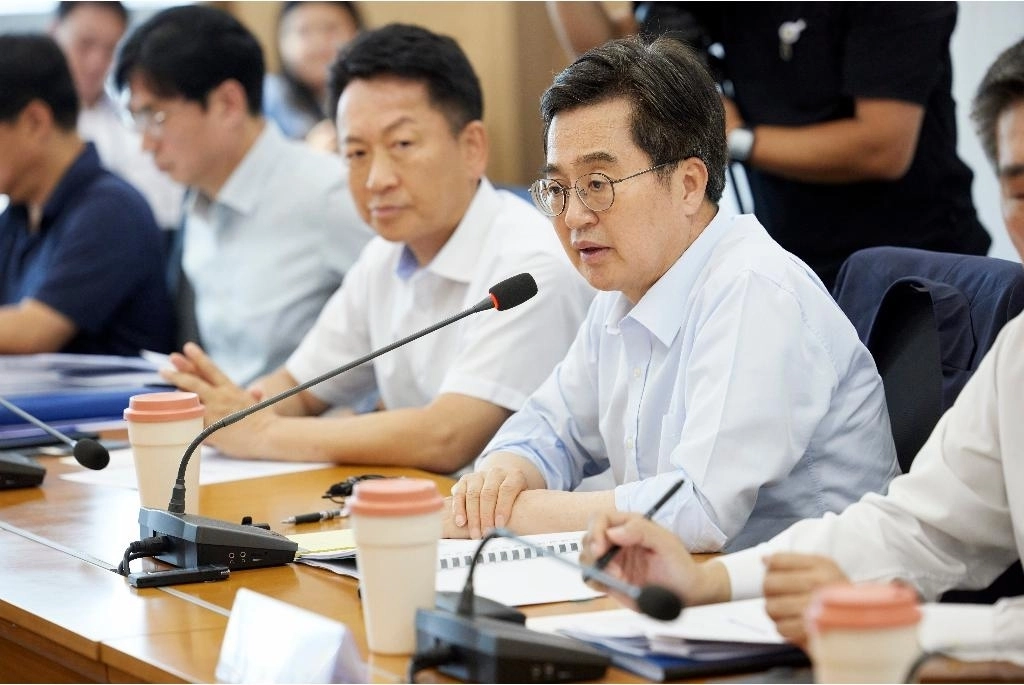 지난달  20일 김동연 경기도지사가 평택항마린센터에서 열린 자동차 수출기업 관계자 현장간담회에서 애로사항 청취 및 후속 조치를 논의하고 있다. (경기도 제공)