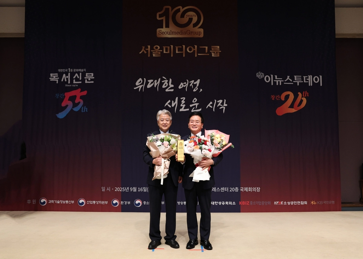 지난 16일 열린 ‘2025 대한민국 ESG소비자 브랜드 대상’ 시상식에서 의정대상을 수상한 이지석 의장(오른쪽). 광명시의회 제공