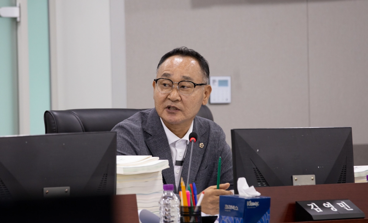 김영민 의원(예산결산특별위원회). 2025년도 제2회 추가경정예산안 심사에서 취약계층 화재안심보험 실효성 점검과 농축산 방역 예산의 안정적 확보 필요성 제기. (사진=경기도의회)