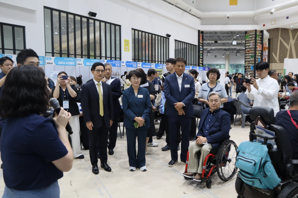 고은정 위원장이 ‘2025 경기도 장애인 취업박람회’ 공동 개막식 현장을 둘러보고 관계자 설명을 듣고 있다. (사진=경기도의회)