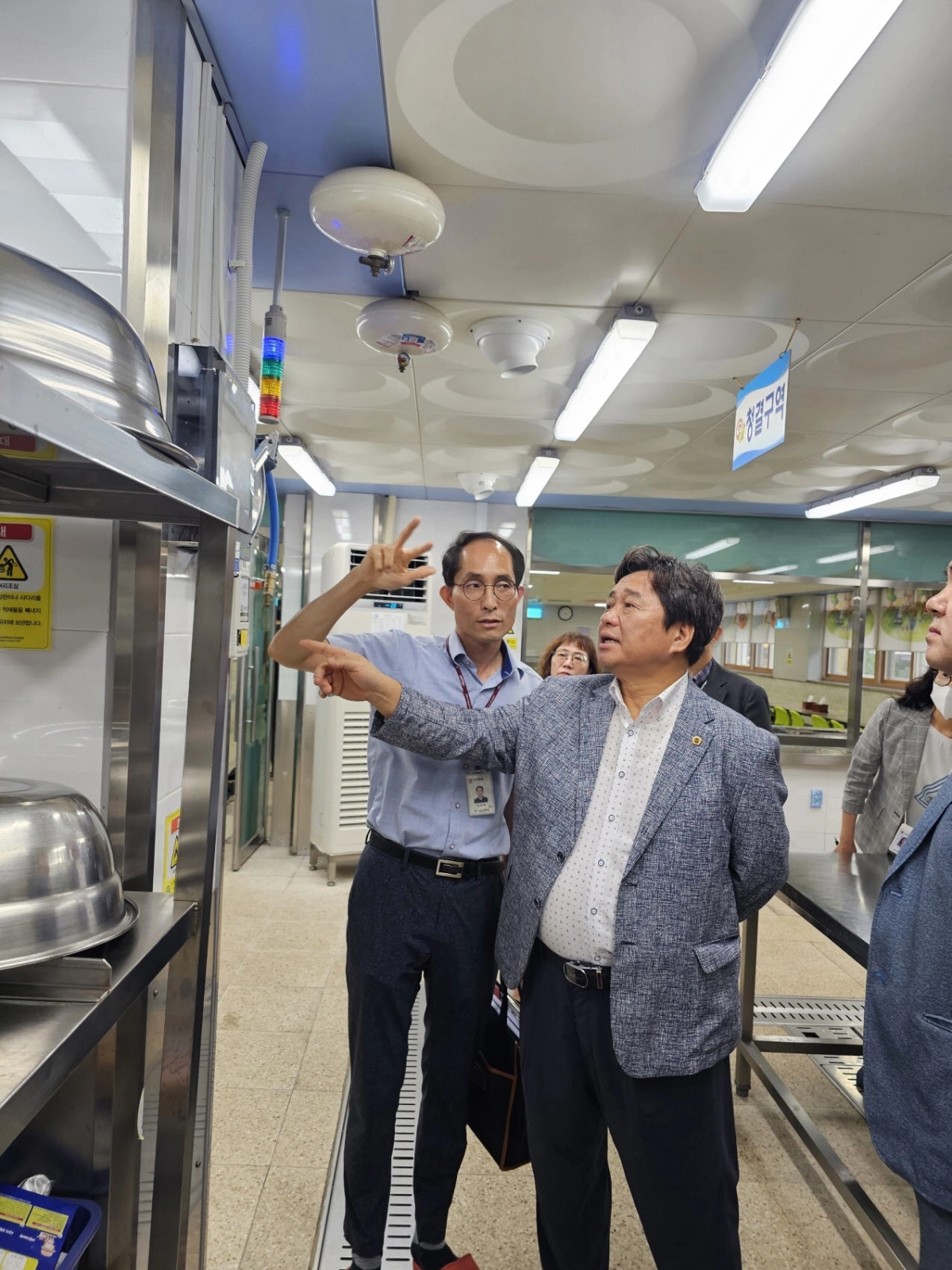 김호겸 의원(교육기획위원회)이 9월 16일 평택시 소재 평택초등학교를 방문해 급식실 환기설비 개선 현황을 점검하고 있다. (사진=경기도의회)