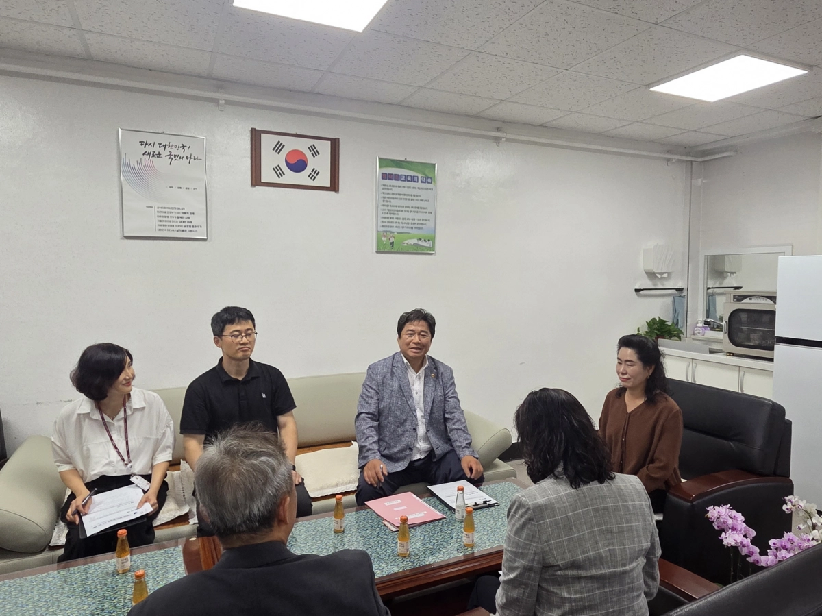 김호겸 의원이 간담회에서 평택초등학교에서 정영미 교장, 경기도교육청 송영희 급식기획담당사무관 등과 함께 급식실 환기설비 점검과 추가 지원 수요 등을 점검하고 있다. (사진=경기도의회)