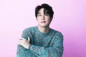 친누나가 대표이사…성시경, ‘기획사 불법 운영’ 고발당했다