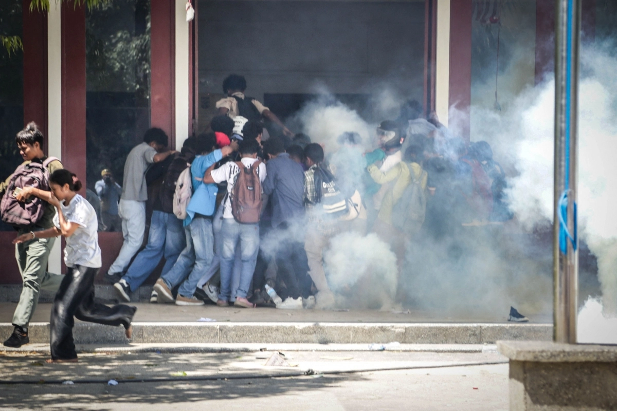 동티모르 국립대학교(UNTL)에서 여러 대학의 학생들이 국회의원용 SUV 65대를 구매하려는 의회의 계획에 항의하는 시위 중 경찰이 쏜 최루탄에서 도망치고 있다. 2025.9.15 AFP 연합뉴스