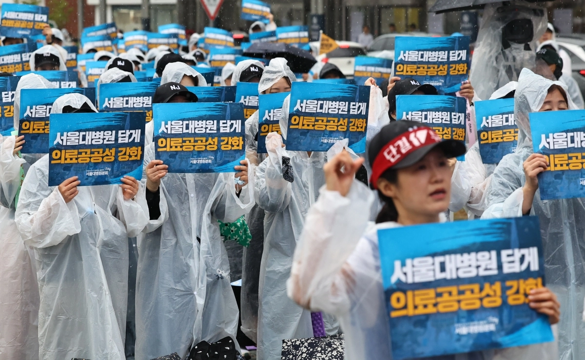 17일 서울 종로구 서울대병원에서 서울대병원분회 조합원들이 공동파업 출정식을 하고 있다. 뉴시스