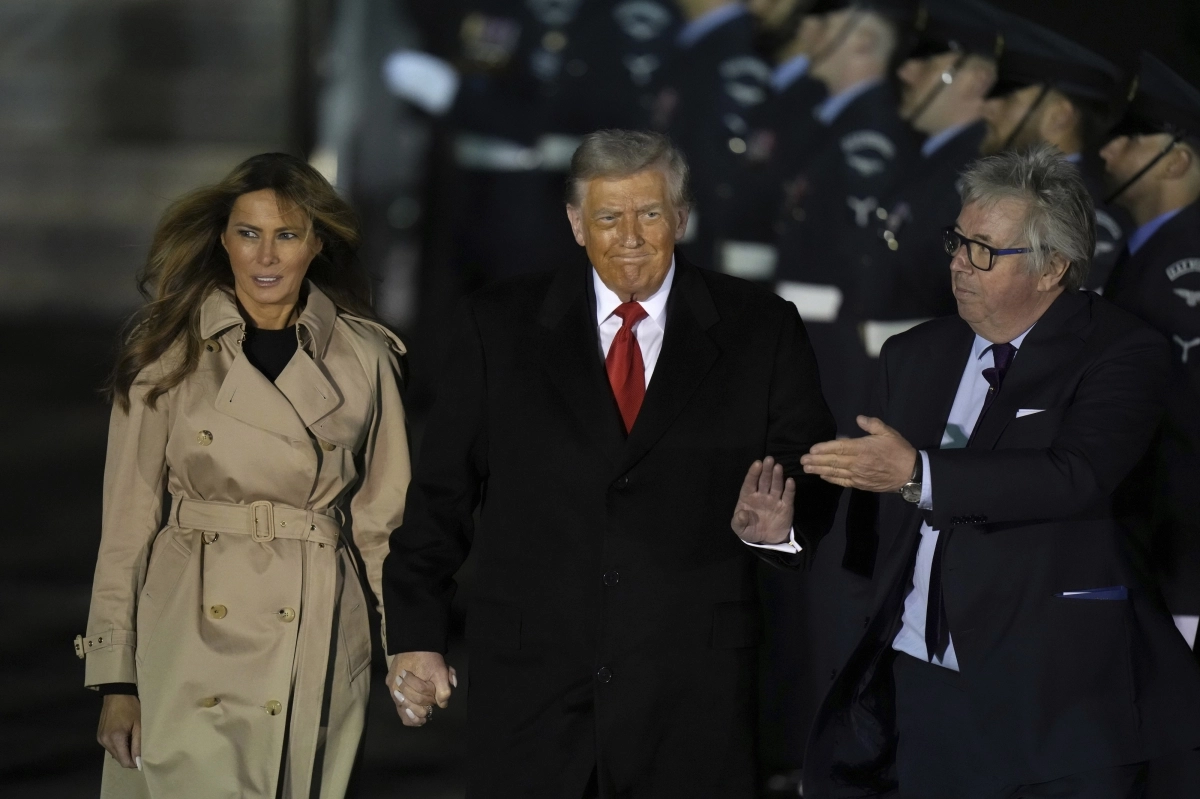 영국 왕실 시종관 환영받는 트럼프 대통령 내외