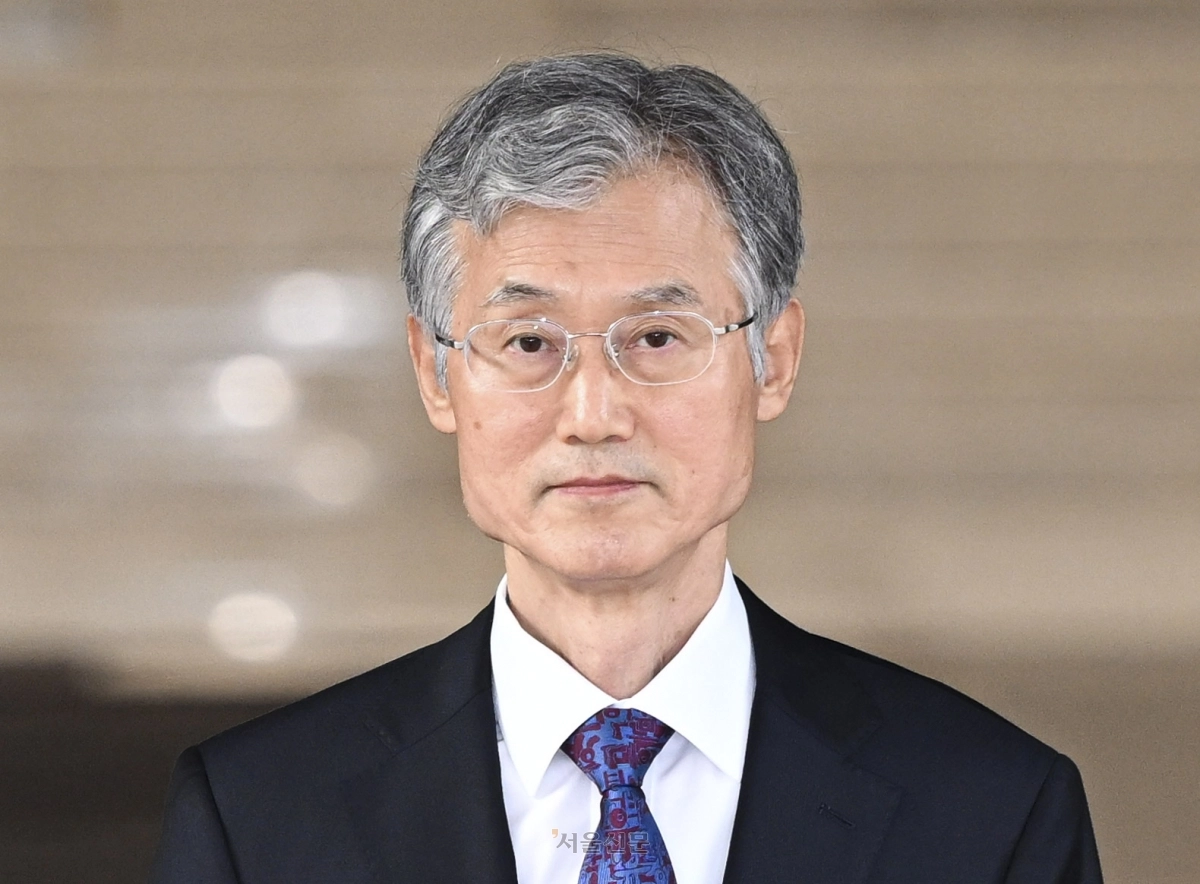 조희대 대법원장이 지난달 15일 서울 서초구 대법원을 나서고 있다. . 2025.9.15 이지훈 기자