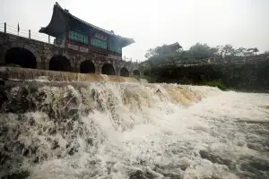 요란한 가을비에… 활짝 열린 수원화성 화홍문