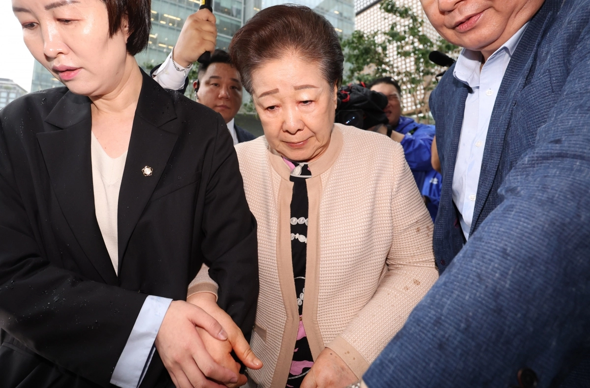 한학자 통일교 총재가 17일 오전 서울 종로구 KT광화문빌딩 웨스트에 마련된 김건희 특검 사무실에 피의자 신분으로 출석하고 있다. 뉴시스