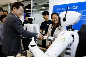 [포토] ‘휴머노이드 로봇과 악수’ 이재명 대통령