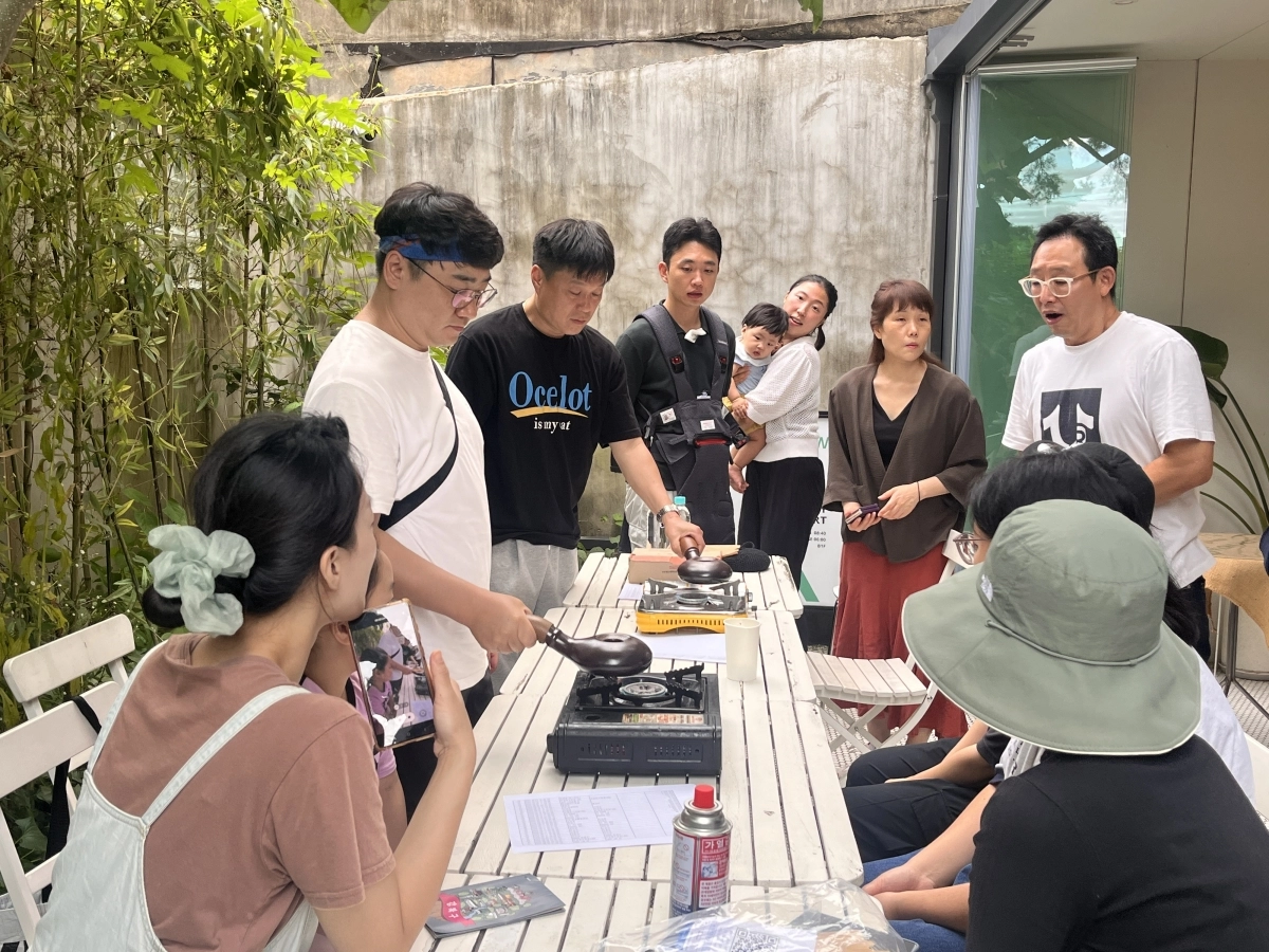 서울 강북구 수유동 ‘사일구로’(옛 4·19카페거리)에 있는 카페 ‘몽브루’에서 원데이 클래스를 즐기는 시민들의 모습. 서울시 제공