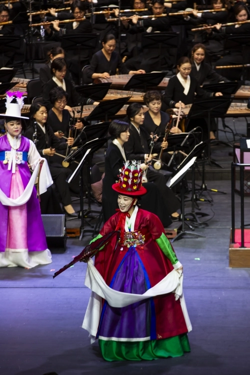 국립국악원은 ‘전통의 재발견 Ⅵ-굿’에서 유지숙(사진) 국악원 민속악단 예술감독 등 명인과 국악관현악의 협업을 선보인다.  국립국악원 제공