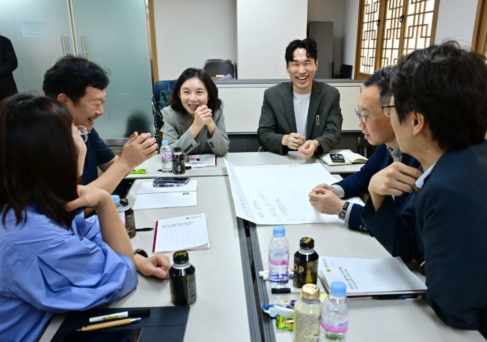 이번 교육은 의회 사무처 4급 이상 간부를 대상으로 우선 진행된다. 대화중인 최호정 의장