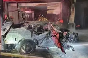 70대 몰던 전기택시, 건물 들이받아 화재… 운전자 사망