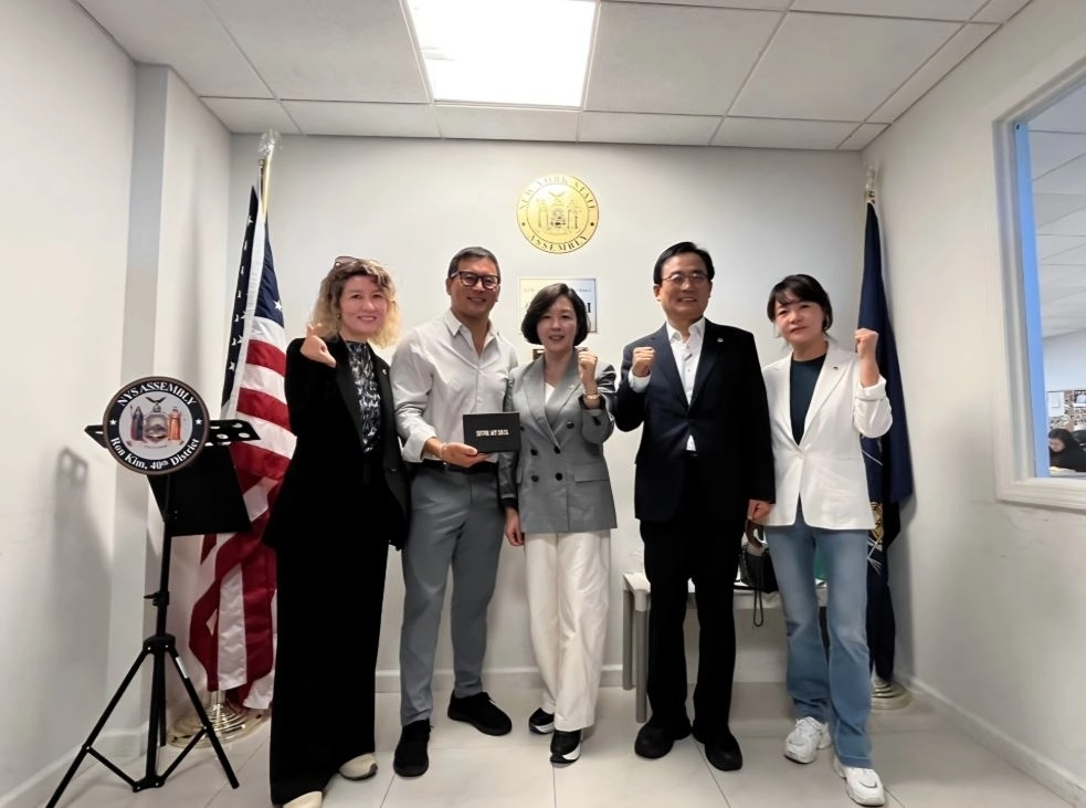 서울시의회 문화체육관광위원회(김경 위원장)는 현지 시각으로 지난 16일 뉴욕 플러싱 지역구에 위치한 론 김 뉴욕주 하원의원 사무실을 방문했다.