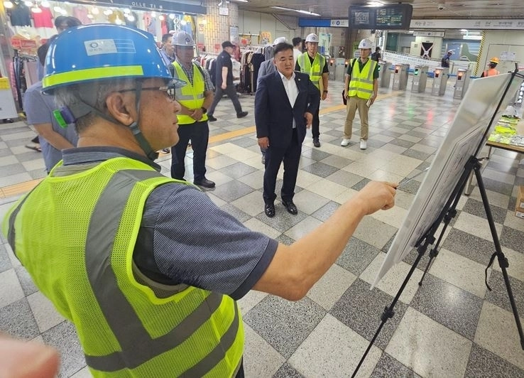 윤기섭 의원이 지난 9일 상계역 내부 엘리베이터 설치 공사 현장을 방문해 현황을 보고 받고 있다.