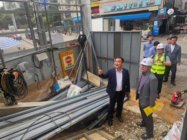 윤기섭 의원이 지난 9일 노원역 10벌 출입구 에스컬레이터 설치 공사 현장을 확인하고 있다.