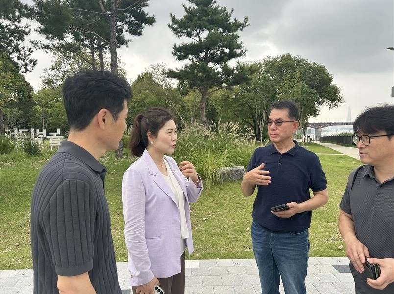 구미경 의원(왼쪽 두 번째)이 현장을 방문해 주민들의 의견을 청취하고 있다