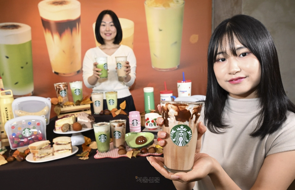 18일 서울 중구 스타벅스 한국프레스센터점에서 모델들이 ‘블랙 글레이즈드 라떼’와 ‘말차 글레이즈드 티 라떼’ 등 올가을 출시된 음료와 굿즈를 선보이고 있다. 스타벅스는 가을을 맞아 오는 19일부터 9월25일까지 신규 음료 주문 시 추가 별 3개를 증정하는 이벤트를 연다. 2025.9.18 이지훈 기자