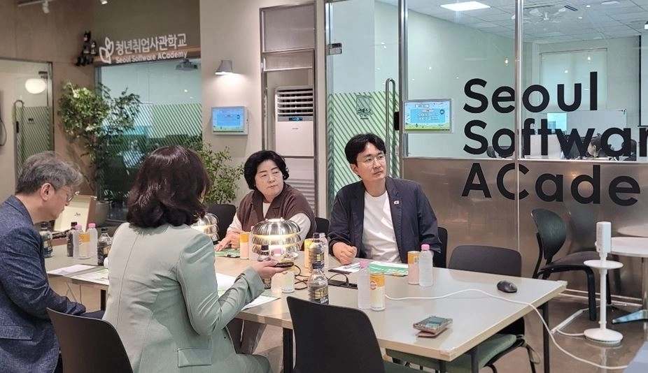 청년취업사관학교에 대해 보고를 받고 있는 서준오 의원과 오금란 의원