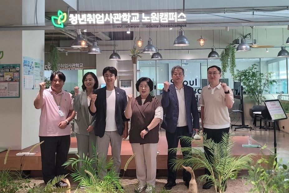 청년취업사관학교를 방문한 서준오 의원과 오금란 의원