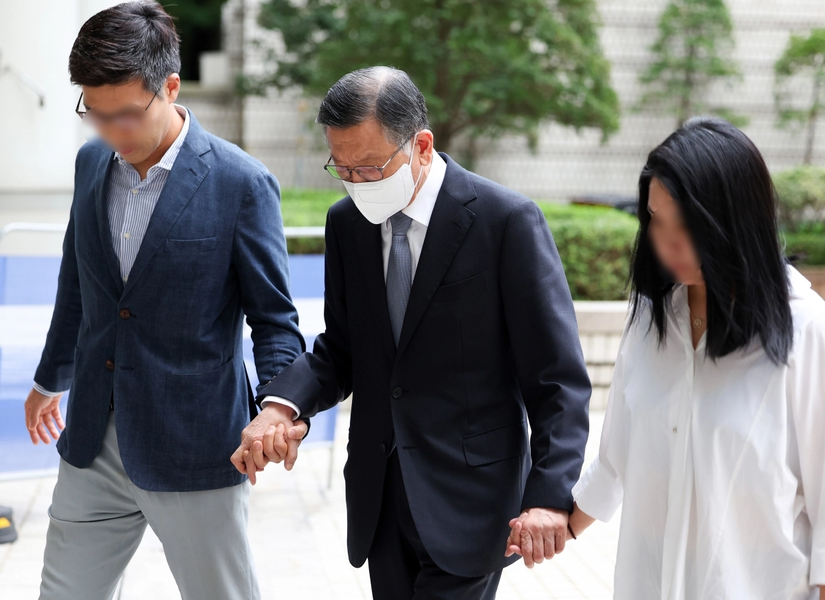 계열사를 부당지원하고 회삿돈을 횡령한 혐의로 1심에서 징역 10년을 선고받은 박삼구 전 금호아시아나그룹 회장이 18일 오전 서울 서초구 서울고법에서 열린 특정경제범죄 가중처벌 등에 관한 법률 위반(횡령) 항소심 선고 공판에 출석하고 있다. 2025.9.18 공동취재