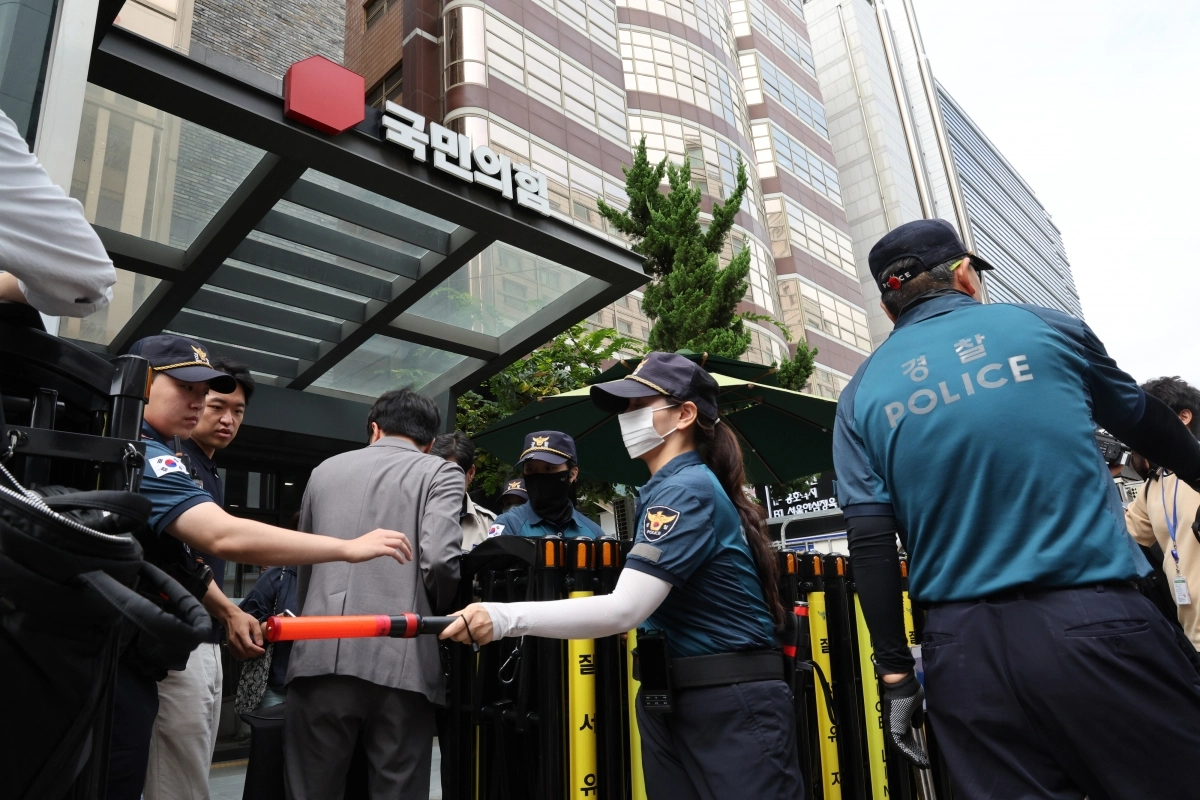 김건희 여사 관련 의혹을 수사하는 민중기 특별검사팀(김건희 특검)이 ‘통일교 집단 입당’ 의혹과 관련해 서울 여의도 국민의힘 중앙당사 압수수색에 나선 18일 당사가 통제되고 있다. 2025.9.18 뉴스1