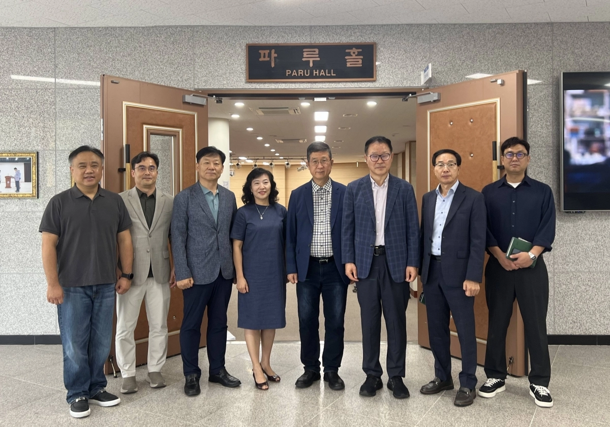 강문식 ㈜파루 대표와 여현 순천대 Grand ICT 연구센터장 등 관계자들이 스마트농업 기술개발 업무 협약 후 기념사진을 찍고 있다.